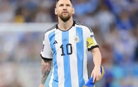 球王梅西再创神迹！书写37次小组赛100%晋级，C罗却三度止步