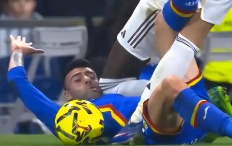 皇马两连败基本退出争冠队伍，吕迪格争议动作被裁判无视引争议