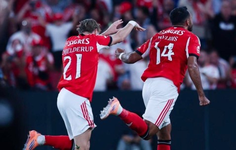 本菲卡险胜马德拉，穆帅临场惹争议，补时进球定冠军之争.