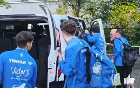 樊振东拿下德甲首场胜利，离场时疑似被车门夹到手，吓坏身旁队友