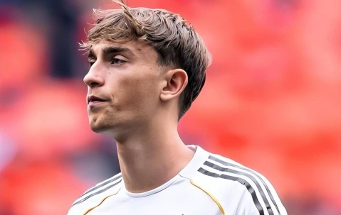 同样是西甲豪门，巴萨穿中文球衣入场庆祝新年，皇马虚假道歉引球迷不满