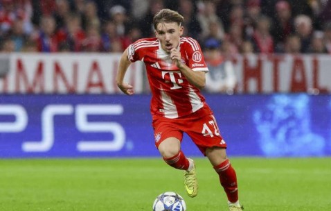 17岁边锋崛起：不断刷新欧冠德甲纪录，天赋绽放背后依靠孔帕尼的支持