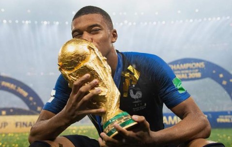 姆巴佩为何拿不到金球奖？数据说话：皇马低谷时C罗仍强于姆巴佩