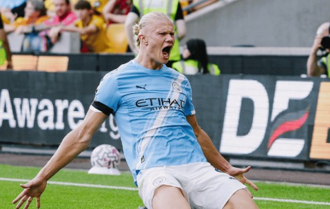 哈兰德双响，超越快乐男孩！新援传射建功，曼城4-0狼队夺开门红